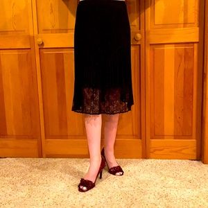 Pleated skirt with lace bottom